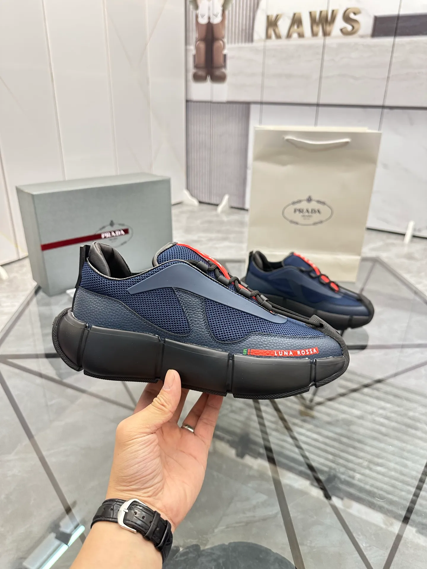 Men's shoes: 💰P500¥ High-end, complete package Product trademark: Prada *"Prada*" low-top casual shoes Regular size: 38-44 (can be customized to 45.46) Couple style Product materials: Upper imported cowhide stitched with original fabric, sheepskin lining, original outsole. Number: 846